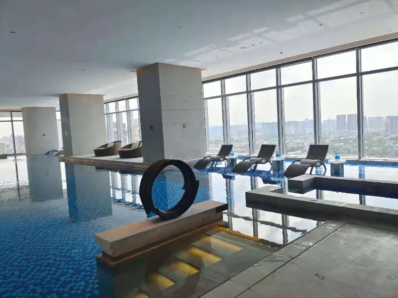 Blueway Swimming Pool Värmepump och luftkonditioneringssystem Säkerställ komfort året runt på Chengdu Bay Hotel Sky Infinity Pool
